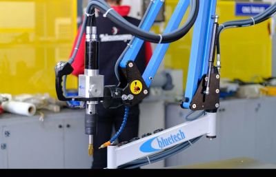 Hydraulic tapping machine